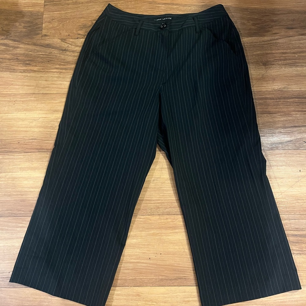 Larry Levine pinstriped wide leg cropped pants, Size 8